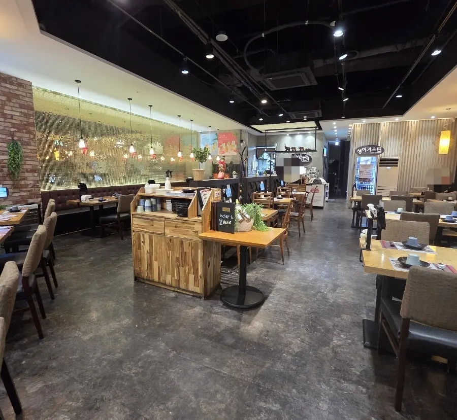 Saeng Augustine Hapjeong Branch's open, single-space interior
