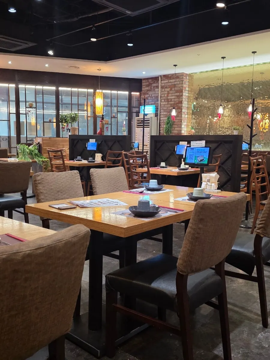 Seating arranged by group size at Saeng Augustine Hapjeong Branch