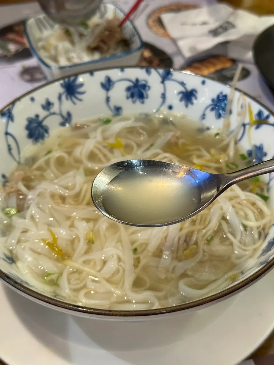 쌀국수 국물과 숙주