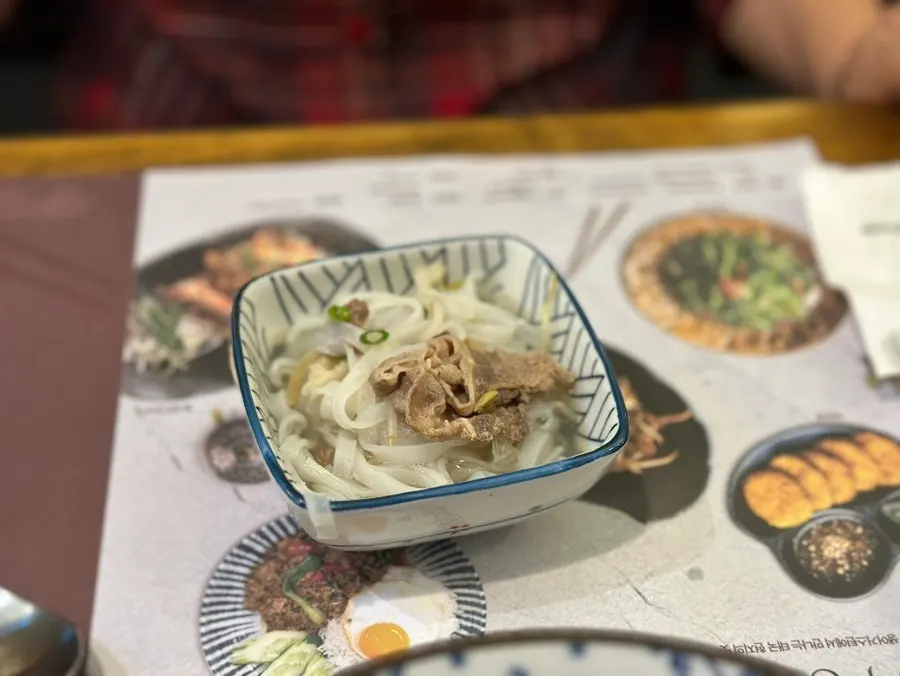 커리를 기다리며 먹은 쌀국수
