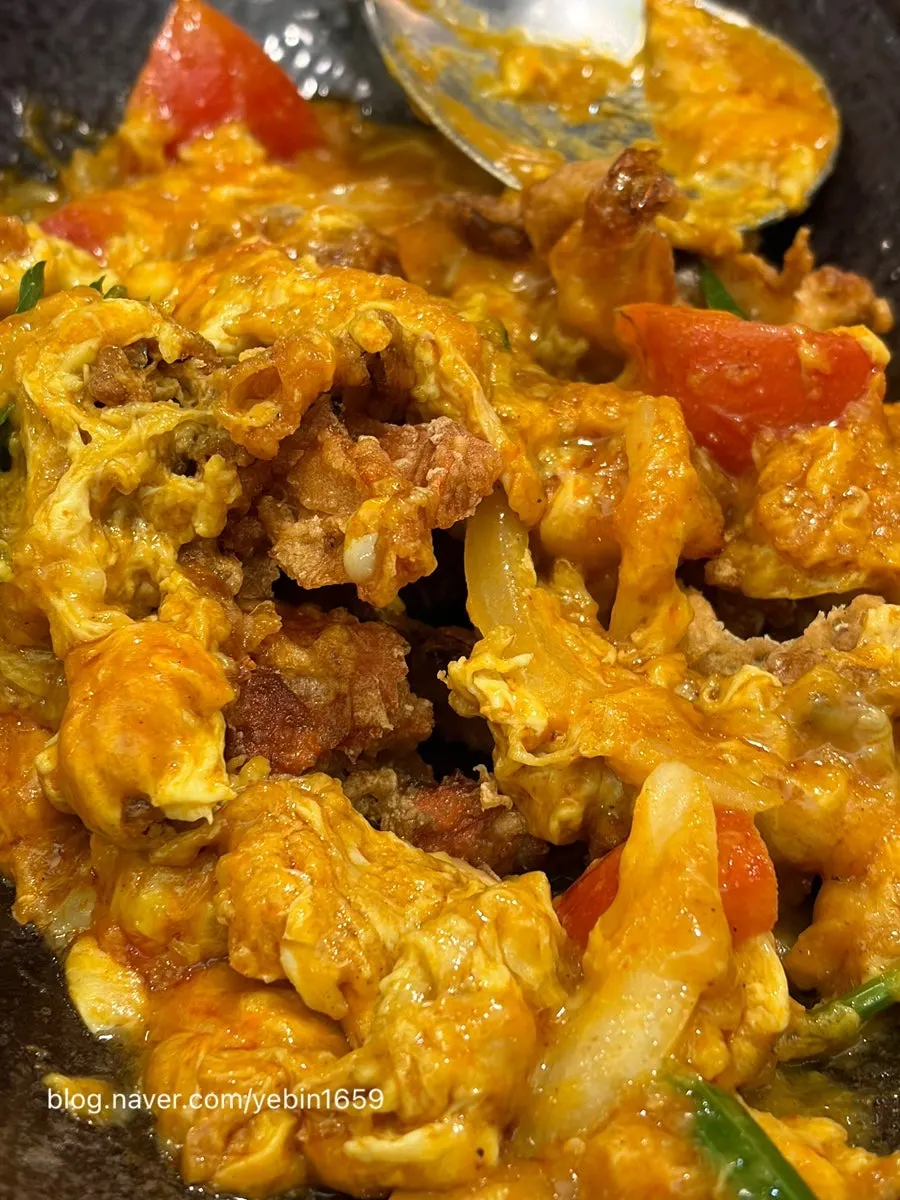 Close-up of poo pad pong curry with tomato and vegetables