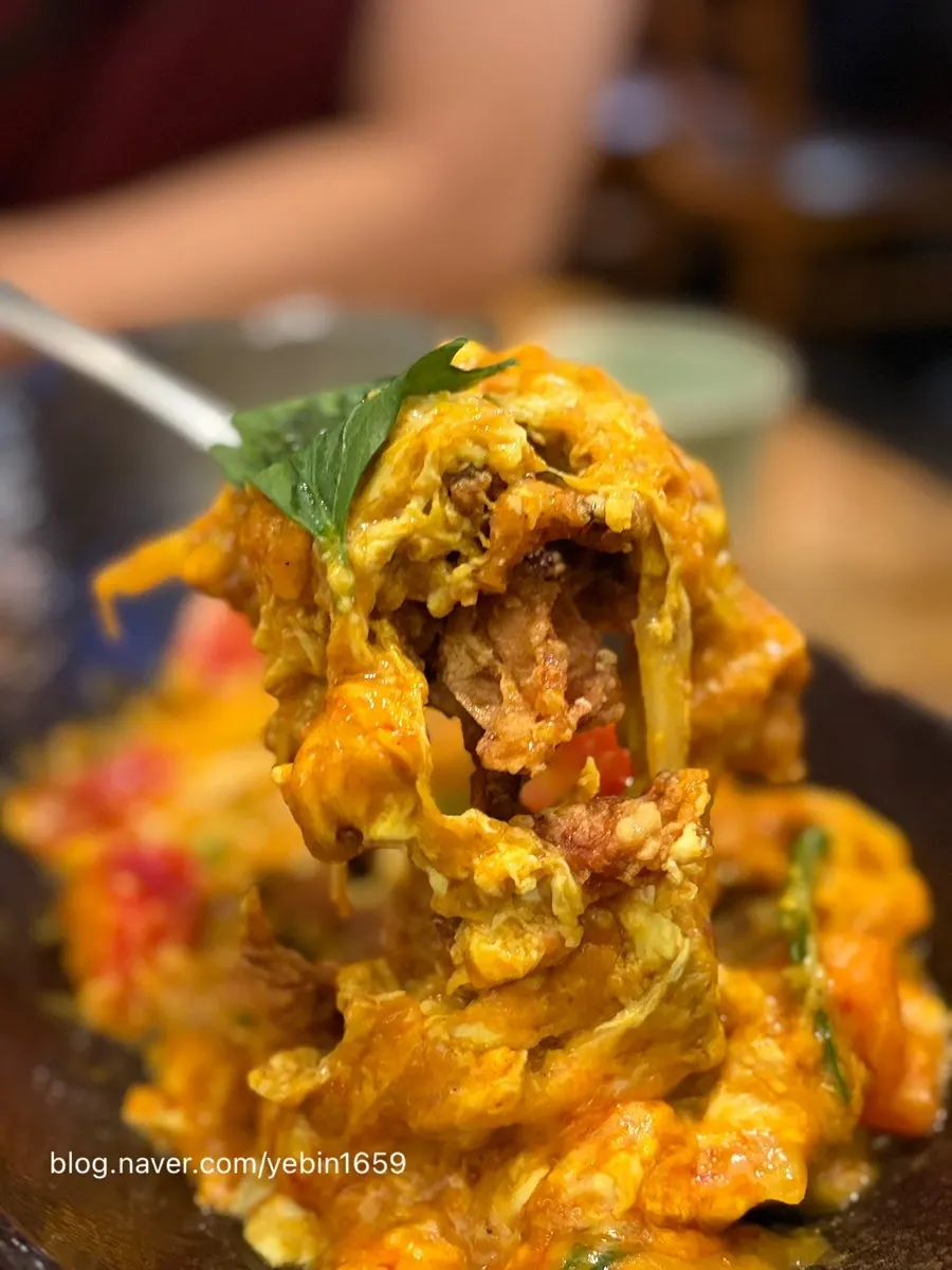 Poo pad pong curry covered in golden curry sauce