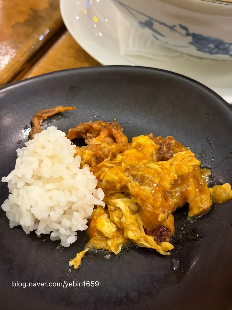 Crispy crab meat dipped in curry sauce