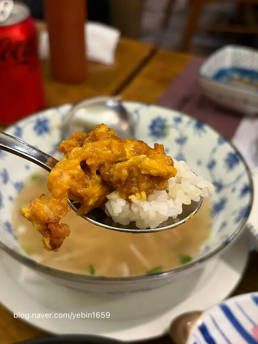 Crab held up coated in curry sauce