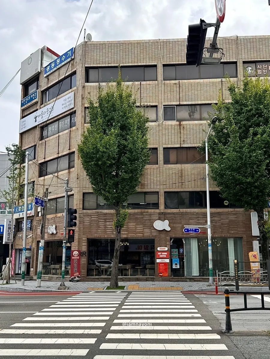 사거리 모퉁이에 자리한 코르 위치