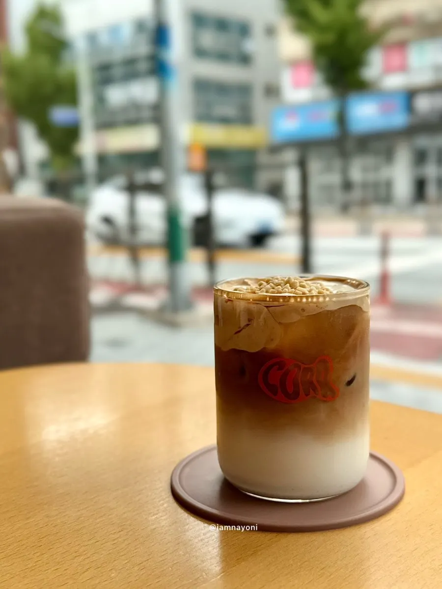 거품이 올라온 따뜻한 뱅쇼 잔