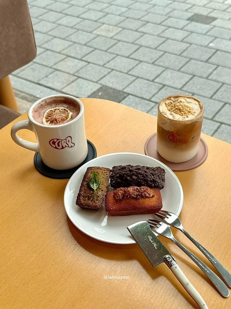마무리로 담은 코르 카페 풍경