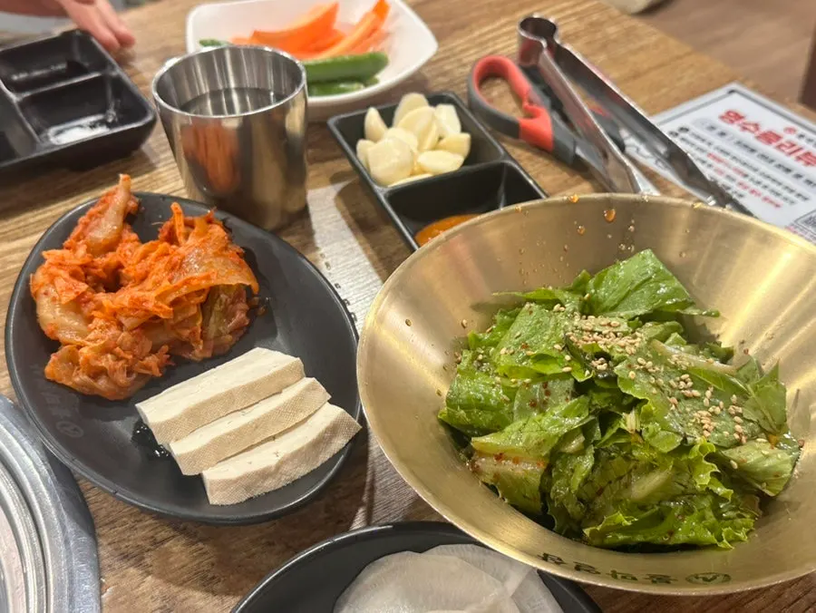 A relaxed restaurant atmosphere for grilling meat