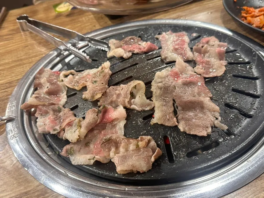 Thin-sliced beef brisket that pairs well with drinks