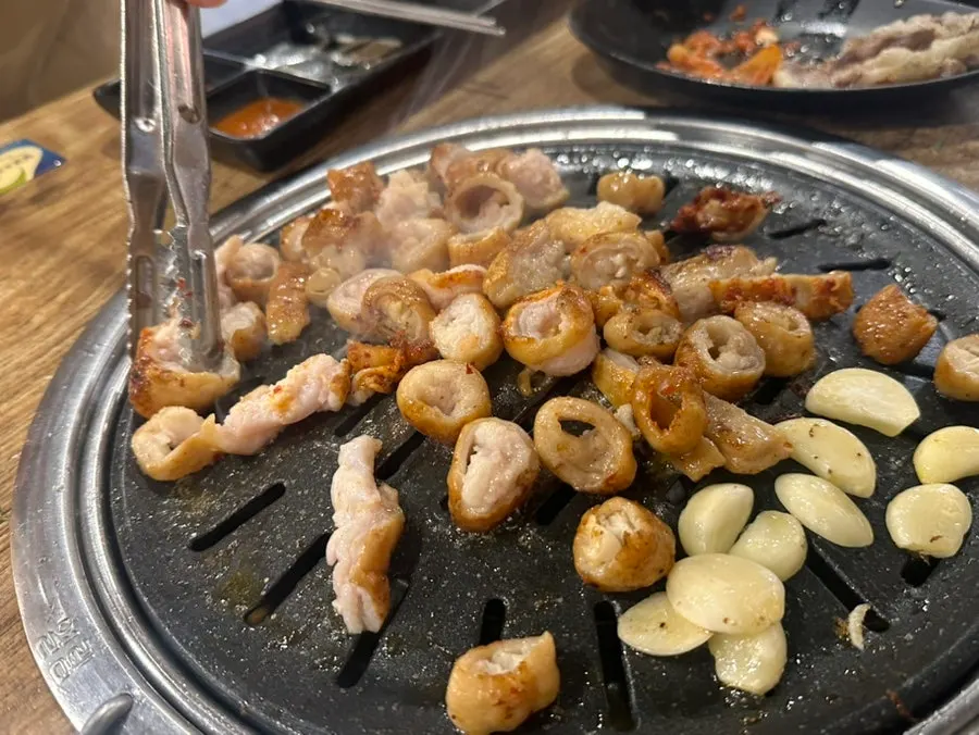Thin-sliced beef brisket and fresh makchang combination