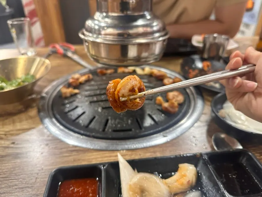 A drinking session with thin-sliced beef brisket and fresh makchang