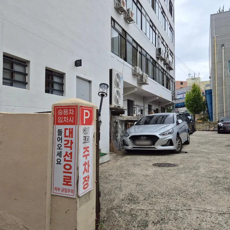 전용 주차장이 있는 코르 외관