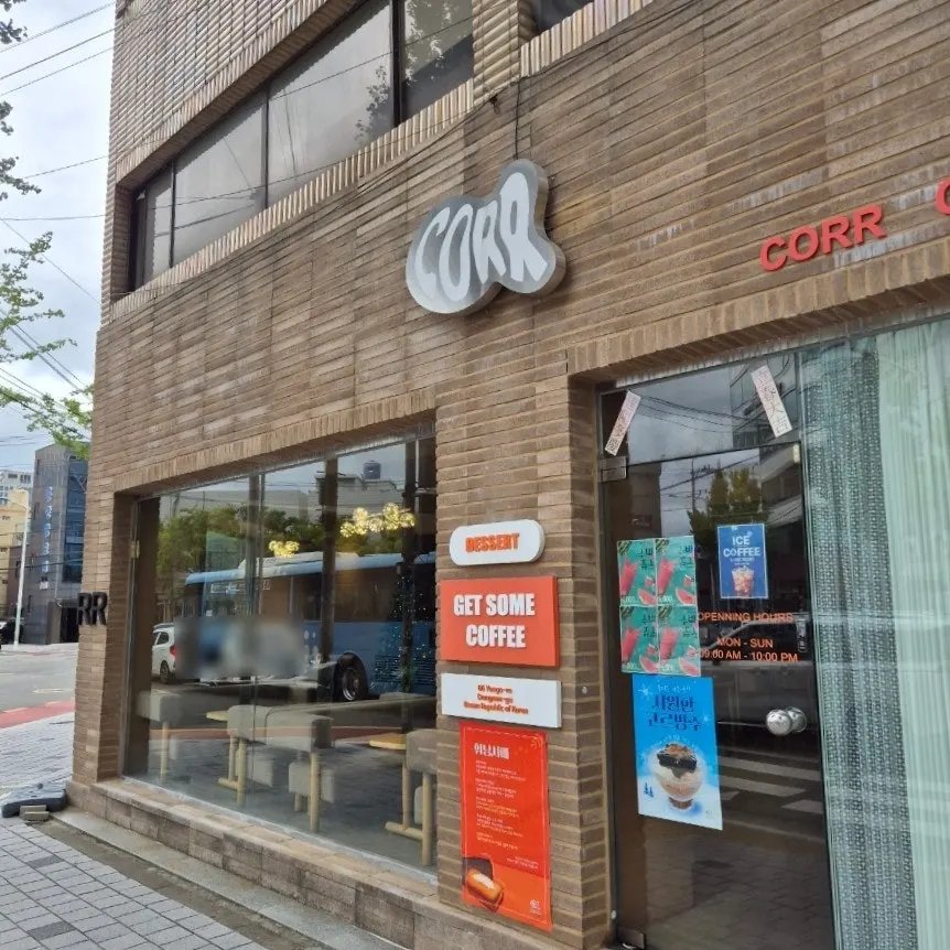 자연광이 들어오는 누드톤 카페 내부