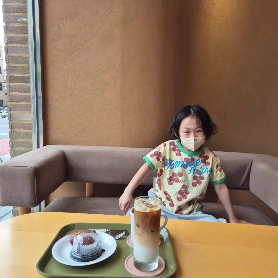 초코 디저트를 보고 즐거워하는 아이