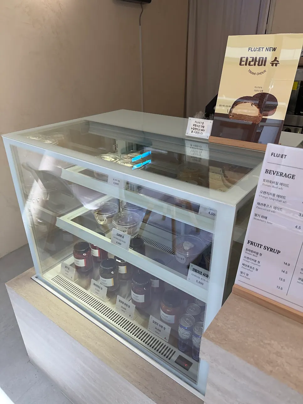 Refrigerated display case for choux desserts