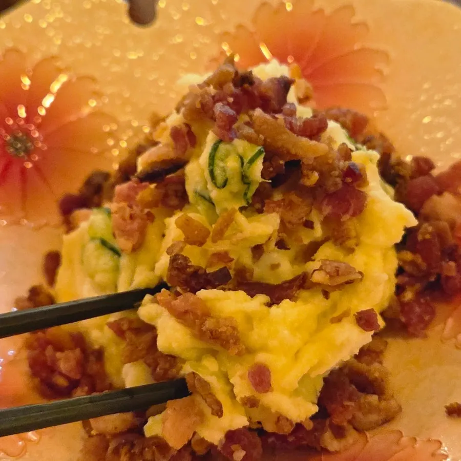 Close-up of sardine bonjochobap topped with wasabi