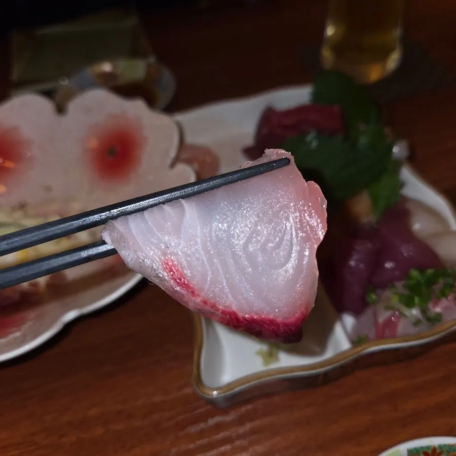 Sashimi plate with white and red fish together