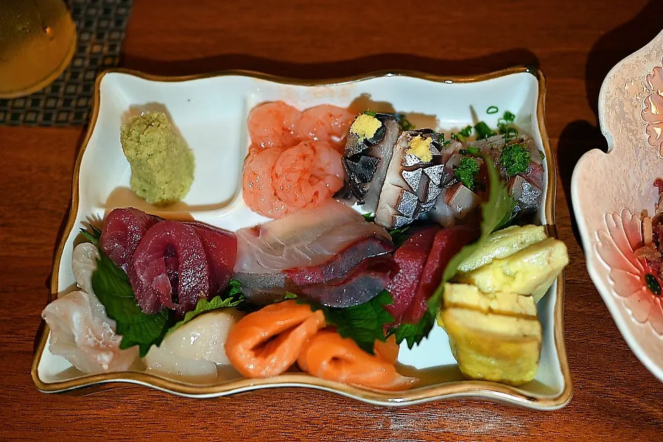 Assorted plate with scallop, sweet shrimp, and salmon