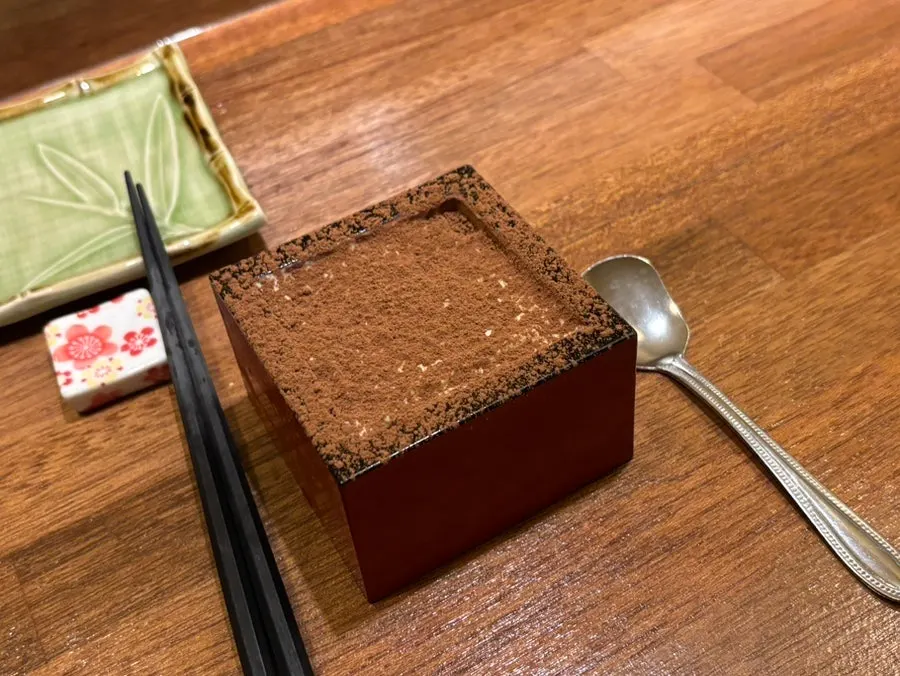 서비스로 나온 티라미수 디저트
