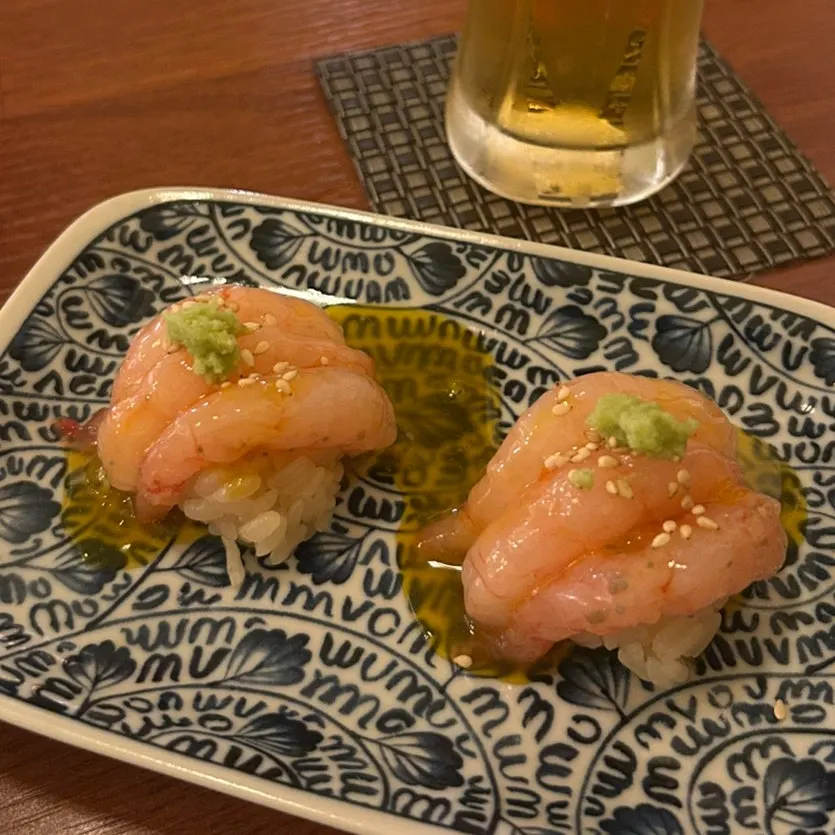 새우 세 마리와 노른자 소스를 올린 단새우 초밥