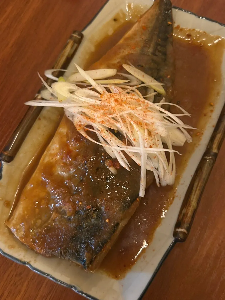 안주와 함께 놓인 소주 새로