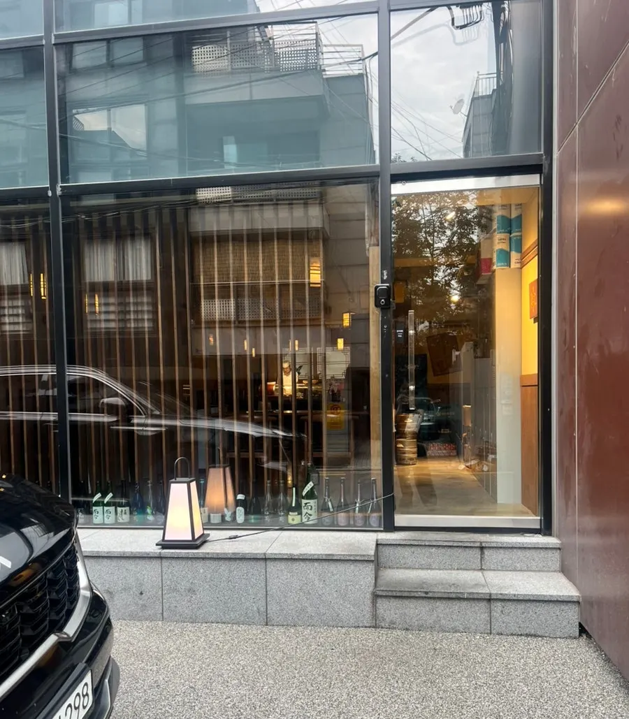 우드톤 조명이 있는 사카이 매장 내부