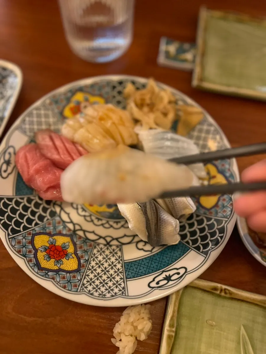 조명 아래 놓인 참돔 초밥