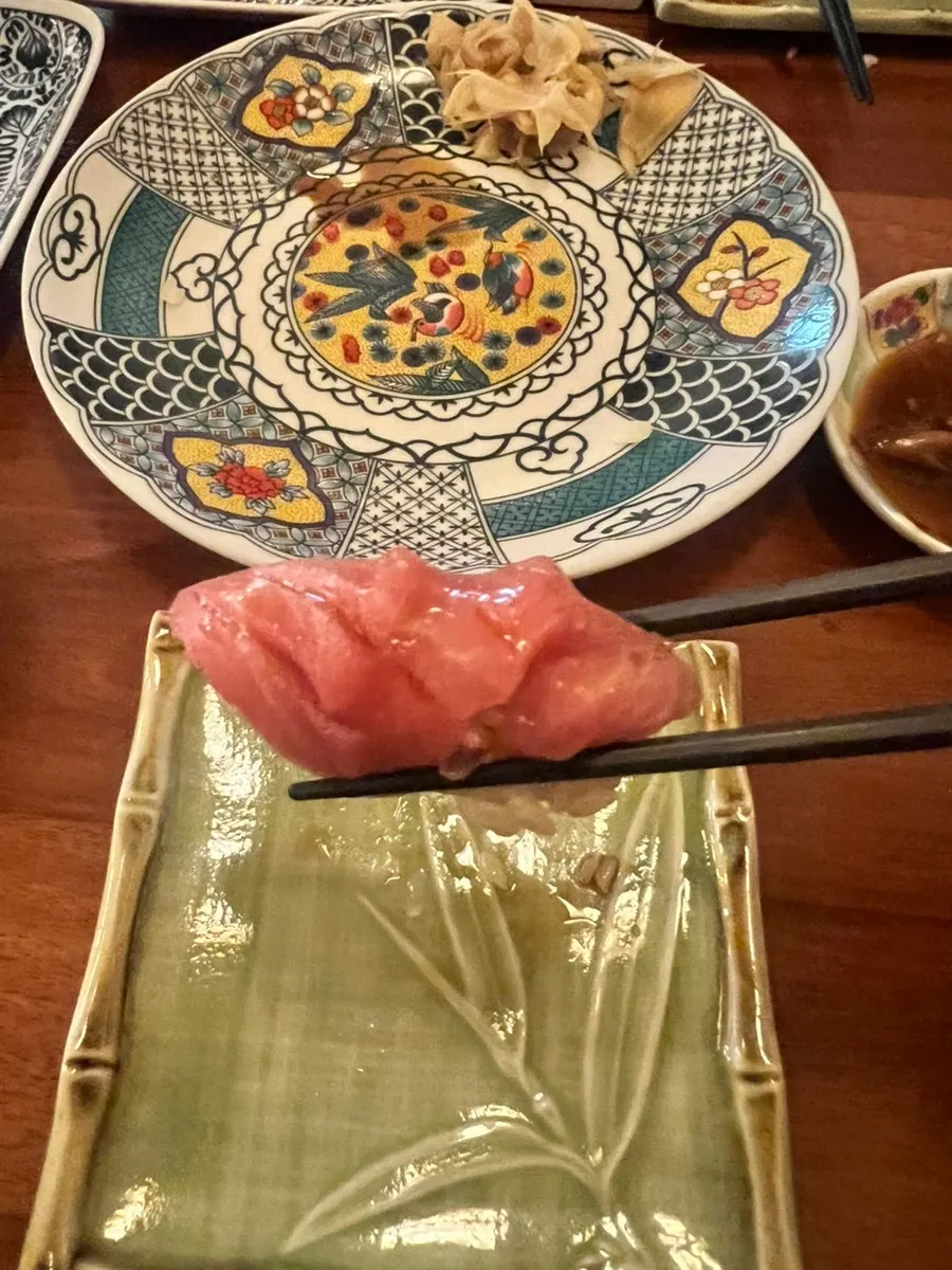칼집 넣은 도톰한 참치뱃살 초밥