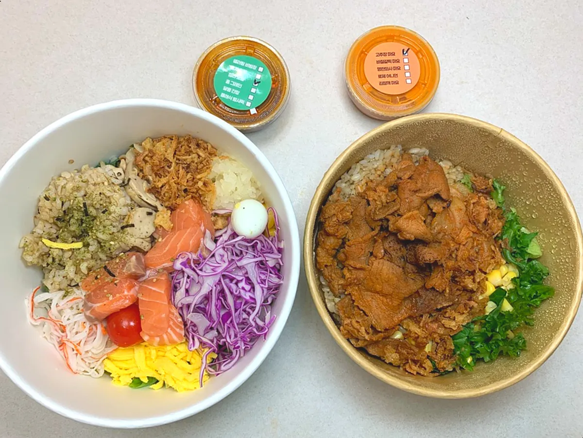 A full spread of poke and rice bowl at Salering Gyodae Direct Store