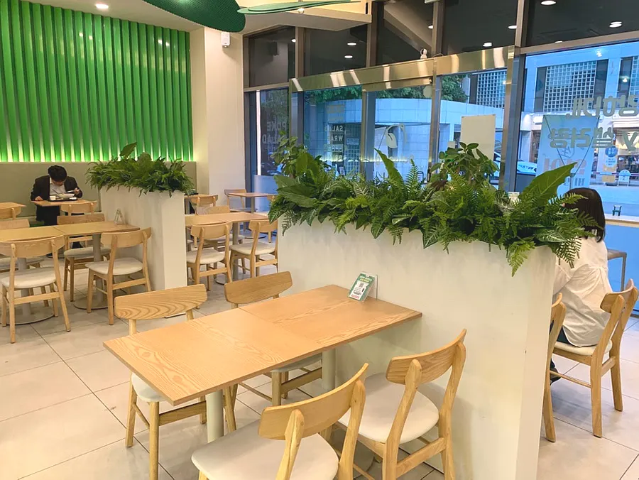 Green-toned interior atmosphere at Salering