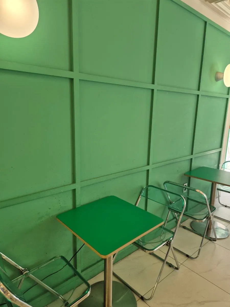 Comfortable solo-dining seating at Sallering Daehak-ro