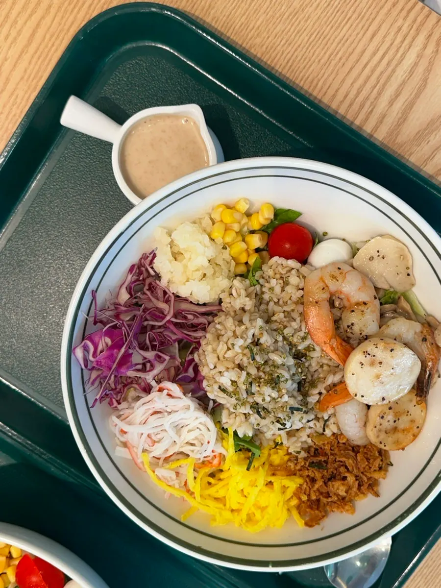 야채가 골고루 올라간 비빔 포케 샐러드