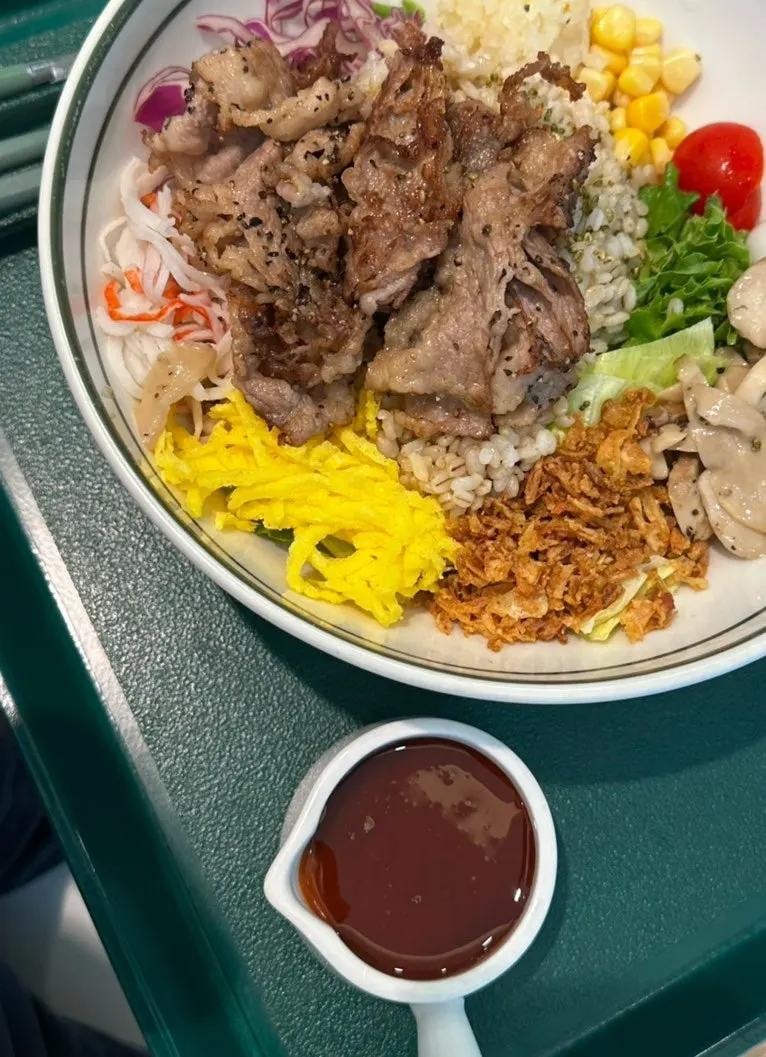 포케 위에 올려진 다양한 토핑 구성