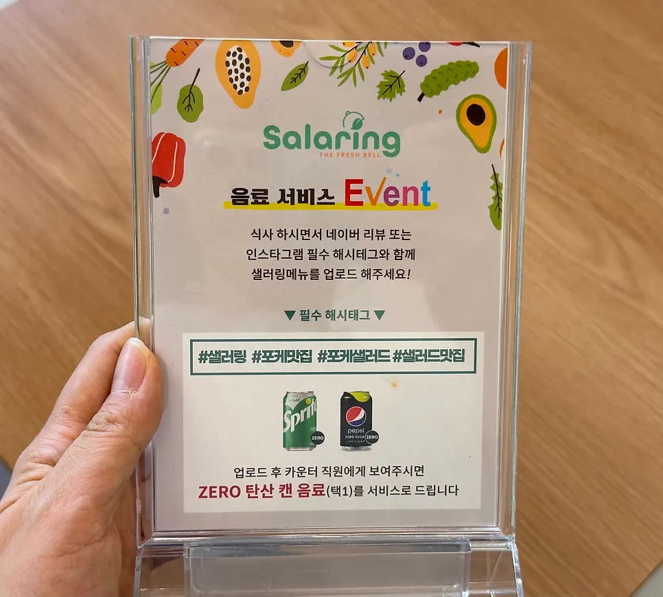 매장에 준비된 시원한 레몬 물
