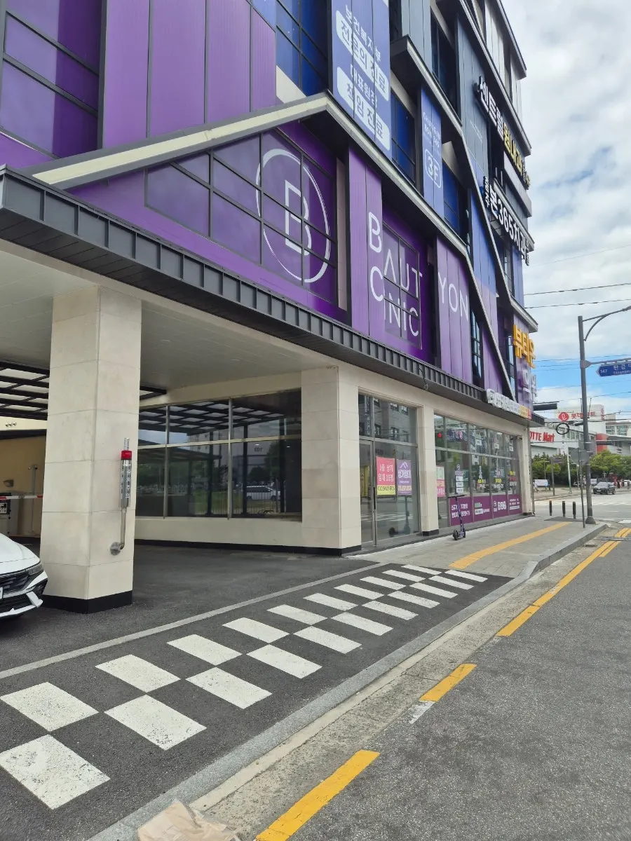Street view showing the Salad Ring, Chungju Terminal Branch sign