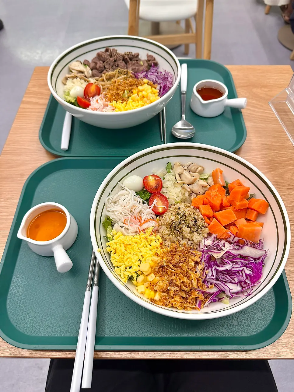 큼직한 그릇에 담겨 나온 비빔포케 두 그릇