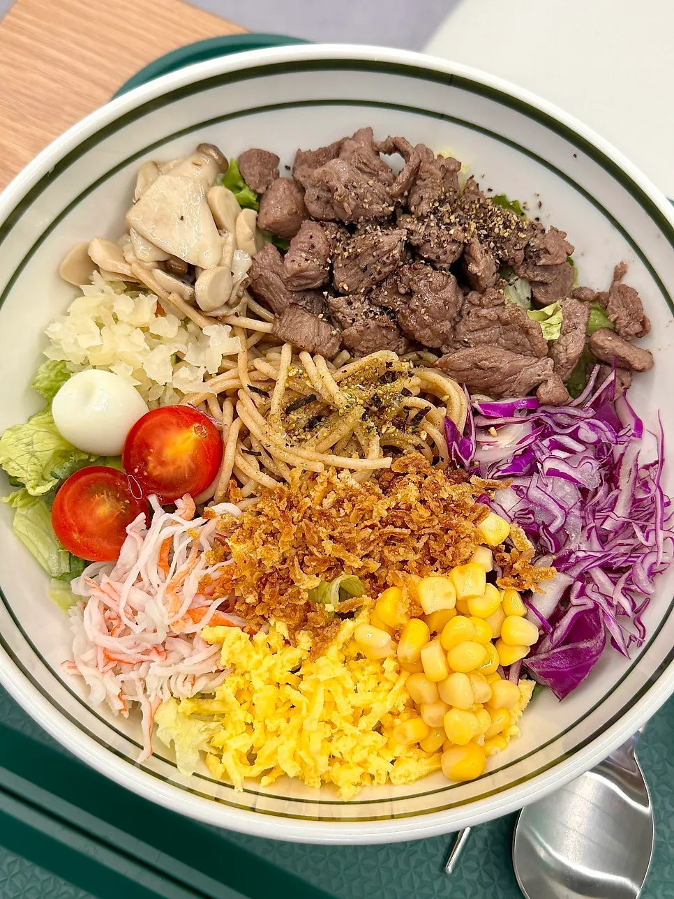 한 숟갈 떠올린 연어 비빔포케