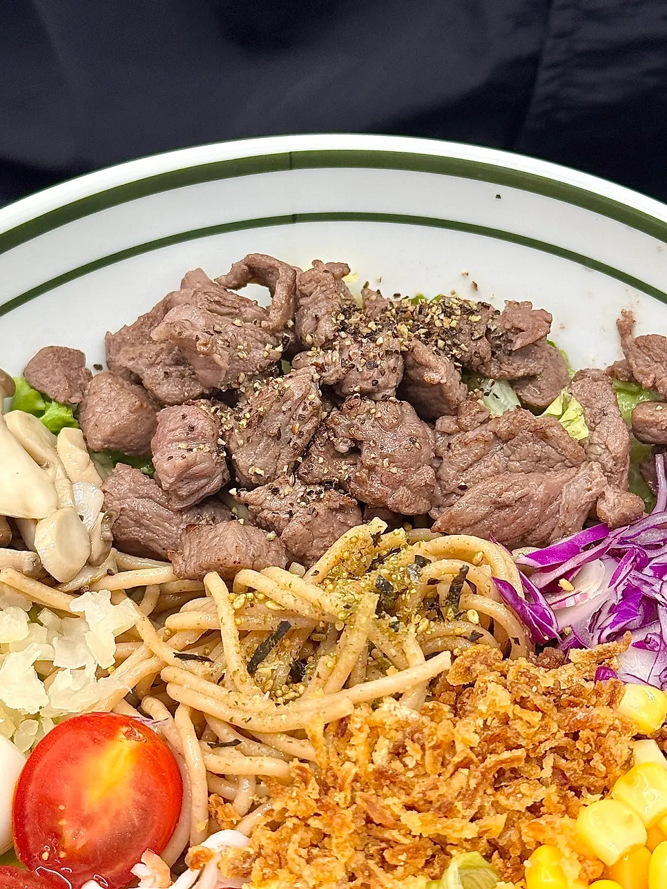 통밀파스타 베이스의 직화 스테이크 비빔포케