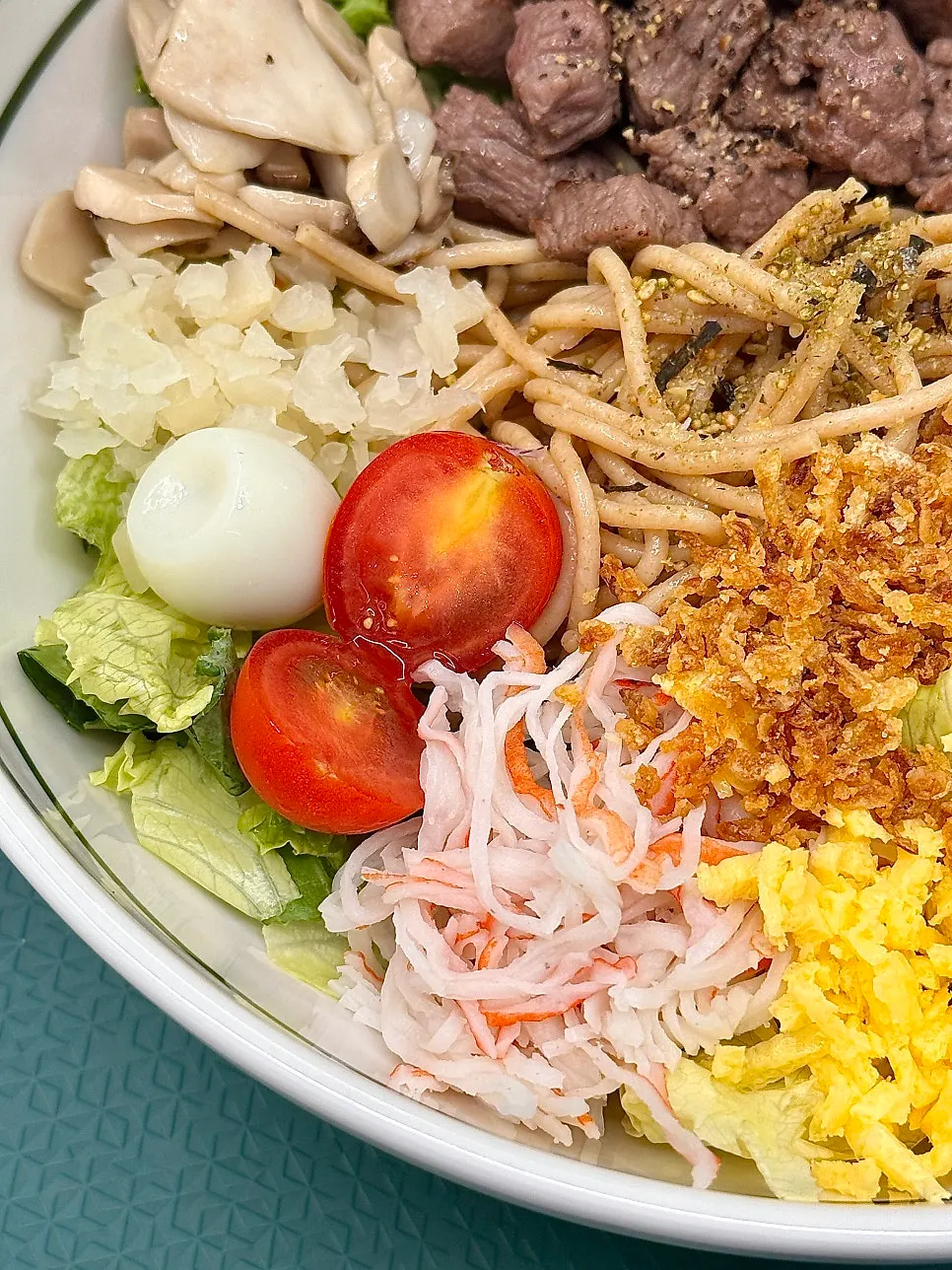 매운 비빔장 소스를 올린 스테이크 포케