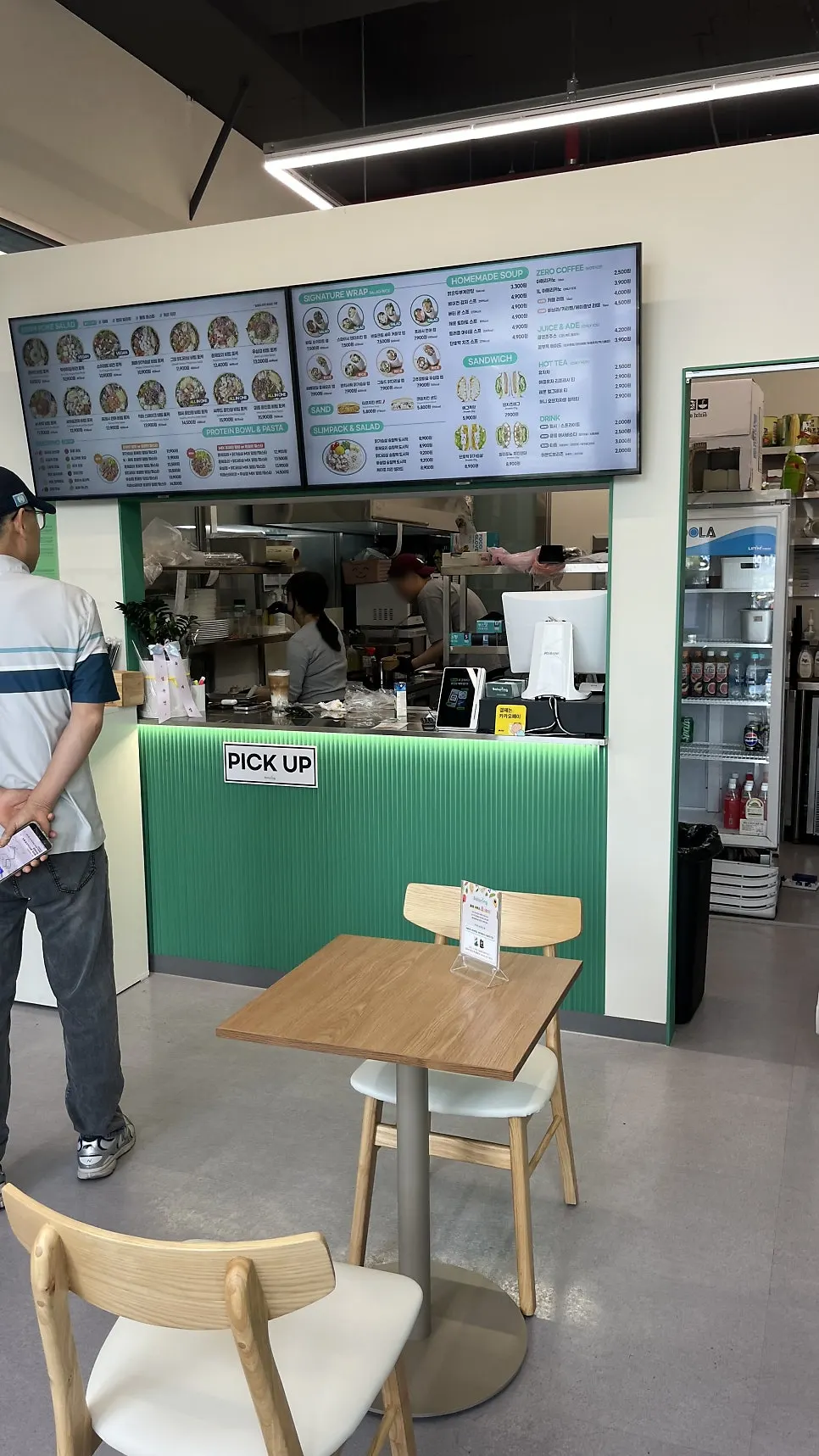 식사를 마친 샐러링 테이블