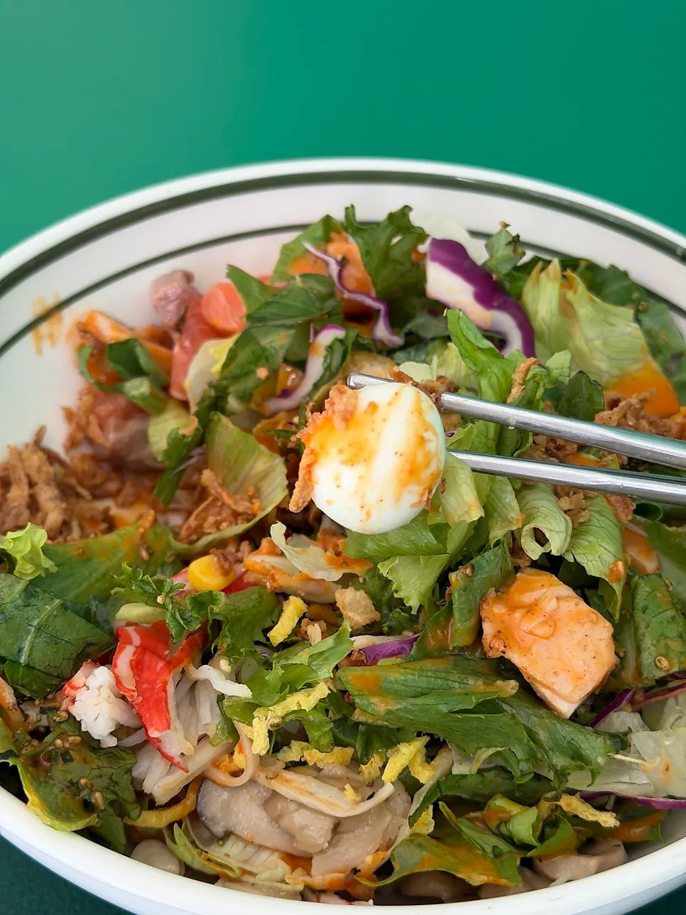 맛살과 옥수수콘이 보이는 비빔포케 토핑