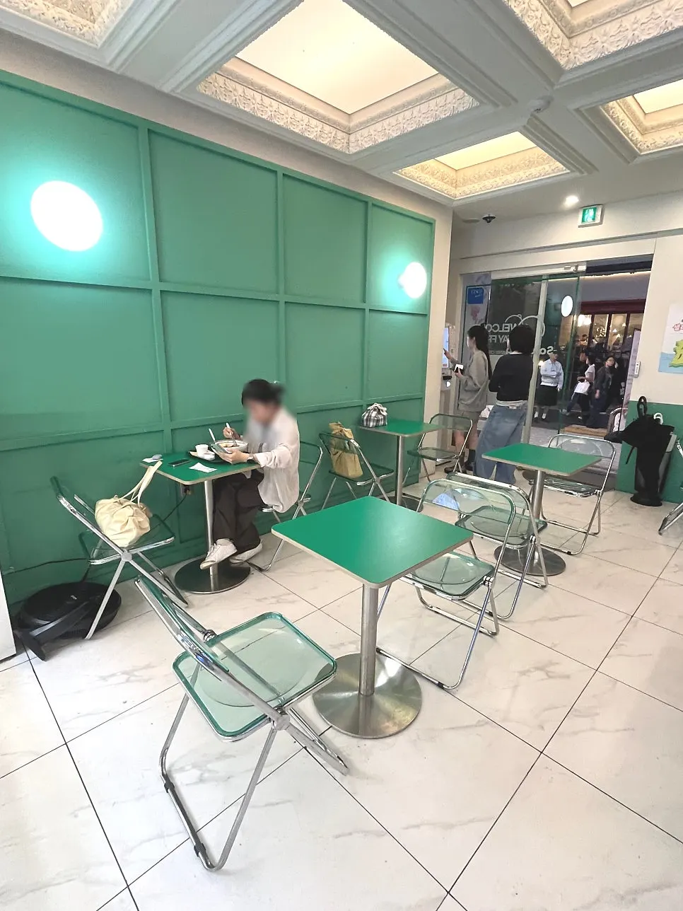 Square table seating at Sallering Daehak-ro