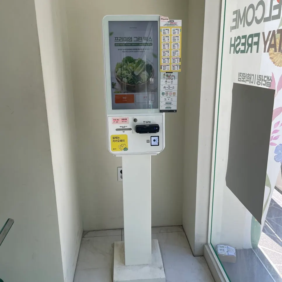 매장 내부 초록색 포인트 인테리어