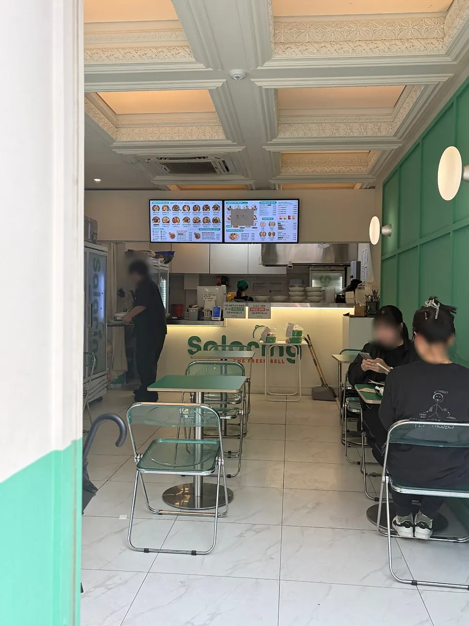 대학로 공연 포스터와 간판