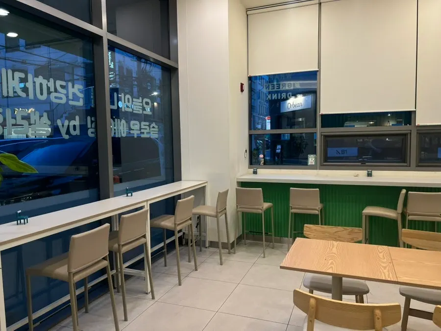 Table seating at Salering Gyodae Direct Store