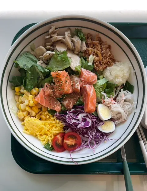 야채믹스 베이스의 생연어 비빔포케 클로즈업