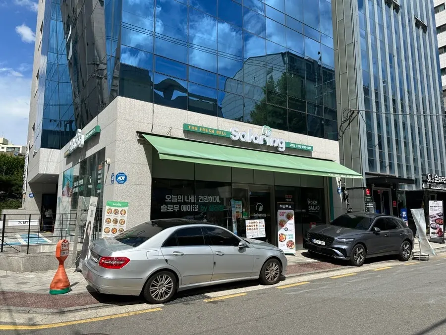 Exterior of Salering Gyodae Direct Store tucked in an alley near Gyodae Station