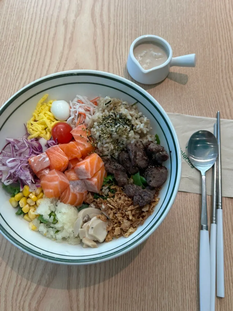 Table with salmon poke and ABC cleanse juice together