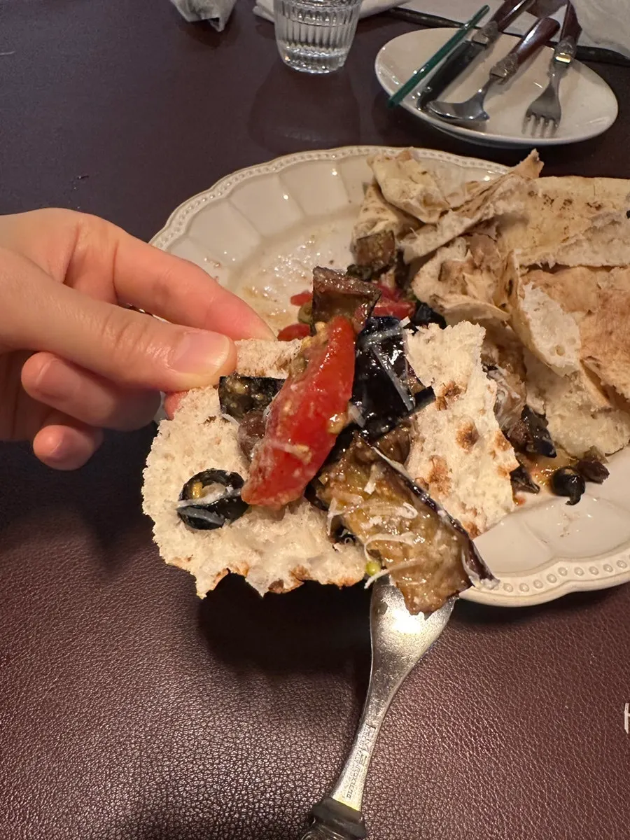 빵 위에 올린 카포나타 쉬림프