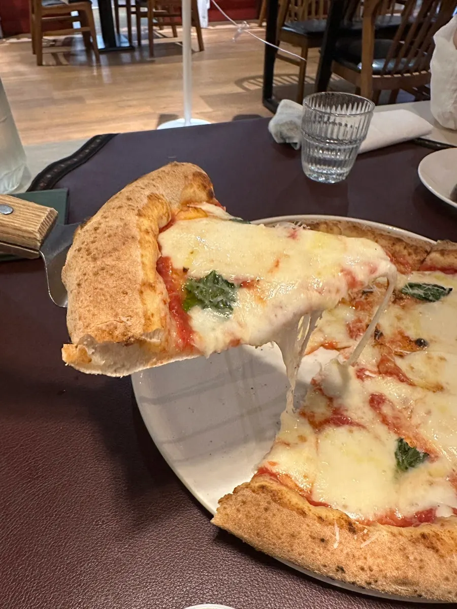 치즈가 듬뿍 올라간 마르게리따 화덕피자